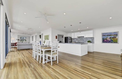 Calare Casa | The Entertainer | 5 Bed 5 Bath, 3 Storey Retreat