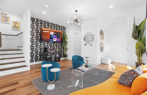 Northside Apartamento | The Entertainers Duplex- Perfect for Gathering 16