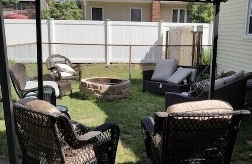 St. James Casa | THE ENTIRE HOUSE IS NO LONGER AVAILABLE. ROOMS ONLY. PETS WELCOME