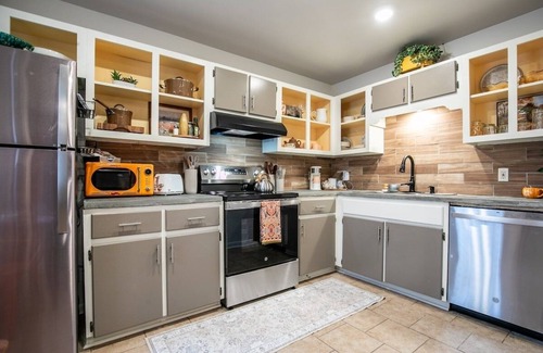Oxford Casa | The Erin, 1 BR King Duplex by Velvet Ditch Villas