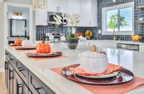 Winnetka Casa | The Escape Luxury Pool Home 30 minutes to Hollywood