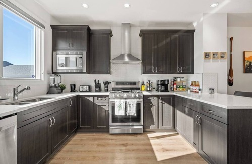 Calgary Casa | “The Escape” - Near Airport | King Bed | Garage