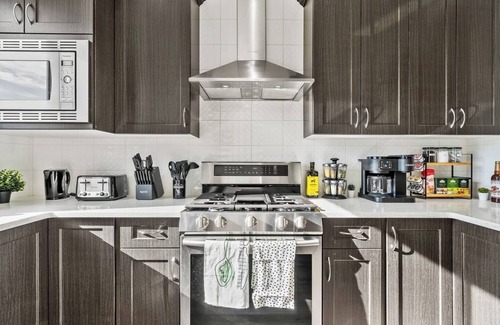 Calgary Casa | “The Escape” - Near Airport | King Bed | Garage
