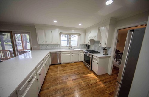 Camden Casa | ¡NUEVO LISTADO! 6000 pies cuadrados Lake Wateree Estate con 4 chimeneas, rampa para botes y muelle.