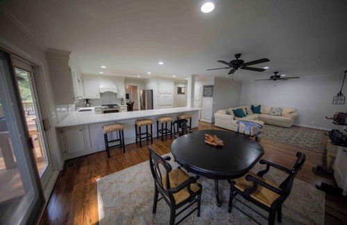 Camden Casa | ¡NUEVO LISTADO! 6000 pies cuadrados Lake Wateree Estate con 4 chimeneas, rampa para botes y muelle.