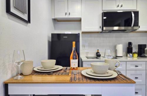 Town N County Park Casa | The Executive Landing , 1BR, 7 TPA Airport, AC, Free Pkng, Wine, Fast Wi-Fi