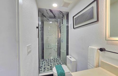 Town N County Park Casa | The Executive Landing , 1BR, 7 TPA Airport, AC, Free Pkng, Wine, Fast Wi-Fi