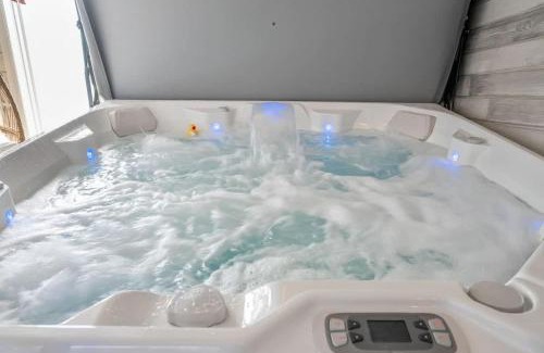 Calgary Casa | The Experience - Pool Hot Tub Theater Games Rm Pub
