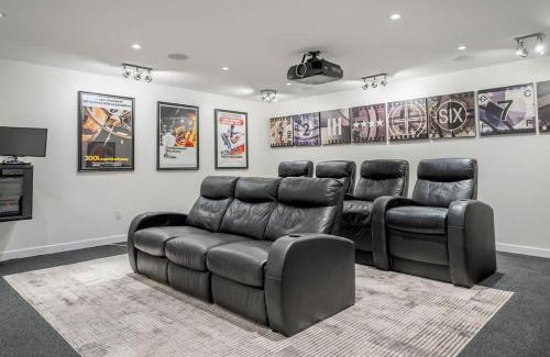 Calgary Casa | The Experience - Pool Hot Tub Theater Games Rm Pub