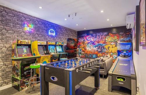 Calgary Casa | The Experience - Pool Hot Tub Theater Games Rm Pub