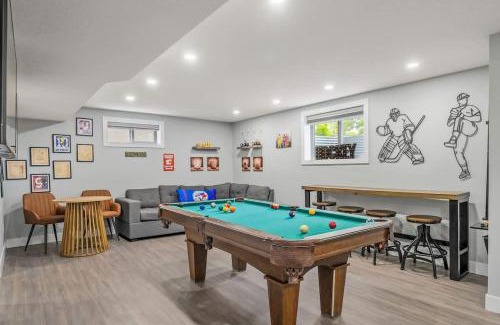 Calgary Casa | The Experience - Pool Hot Tub Theater Games Rm Pub