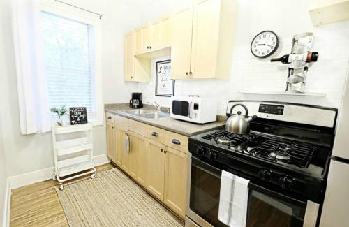Lower Greenville Apartamento | The Explorer's Hearth Lower-Greenville Ave Area