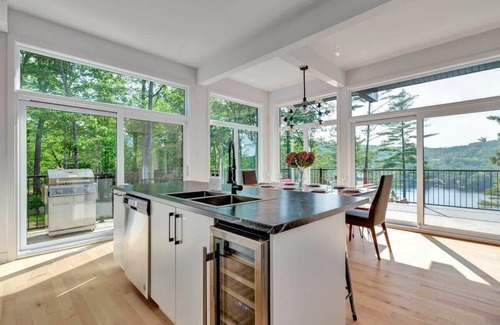 Val-des-Monts Casa | The Eyrie: Sweeping views waterfront sunlit escape