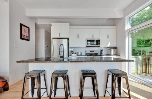 Val-des-Monts Casa | The Eyrie: Sweeping views waterfront sunlit escape
