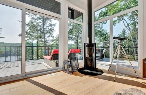 Val-des-Monts Casa | The Eyrie: Sweeping views waterfront sunlit escape