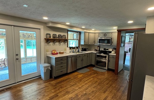 Bellbrook Otro | The Fairfield Farmhouse: Perfect for Relaxing Getaways!