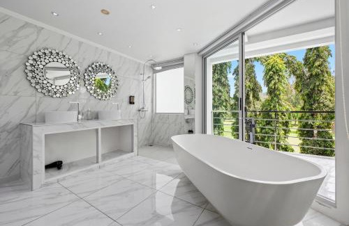 Kathu Villa | The Fairways Villas - 5 bedrooms & bathroom for up to 14 guests 7kms to Patong