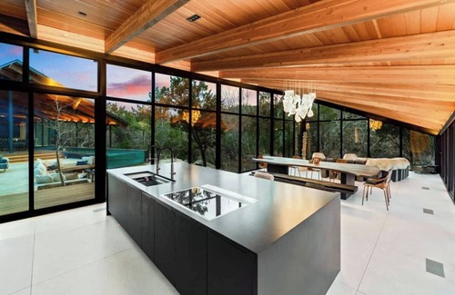 Austin Casa | The Falling Leaves Retreat - A Tranquil Wilderness Estate