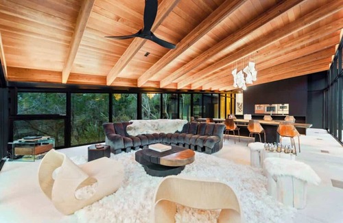 Austin Casa | The Falling Leaves Retreat - A Tranquil Wilderness Estate