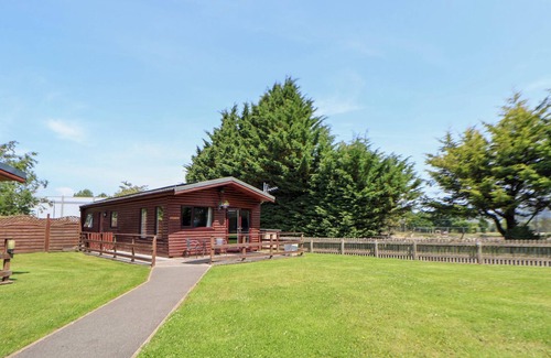 Saint Asaph Cabaña | THE FALLOWS, pet friendly, country holiday cottage in St Asaph