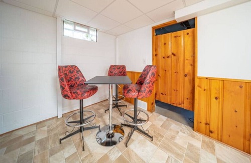 Cuyahoga Falls Casa | The Falls · NEW! Retro Retreat in Cuyahoga Falls - Sleeps 10