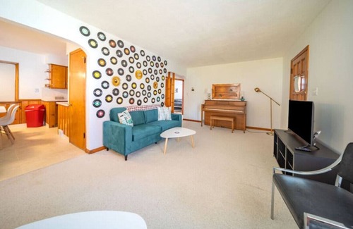 Cuyahoga Falls Casa | The Falls · NEW! Retro Retreat in Cuyahoga Falls - Sleeps 10