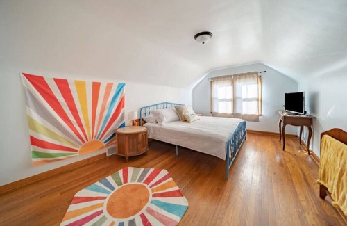 Cuyahoga Falls Casa | The Falls · NEW! Retro Retreat in Cuyahoga Falls - Sleeps 10