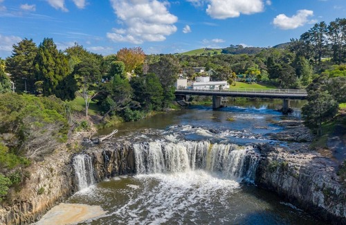 Haruru Casa | THE FALLS VIEW - HARURU FALLS HOLIDAY HOME in Haruru Falls