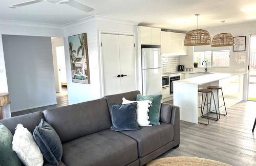 Port Macquarie Casa | The Family Boathouse - 4 bedroom house with 1 bedroom self contained guesthouse