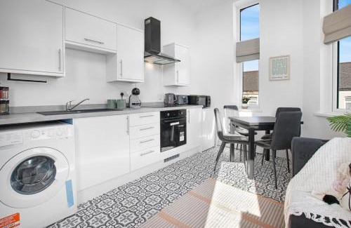 Riverside Apartamento | The Family Nest – 3-Bed Apartment with Parking
