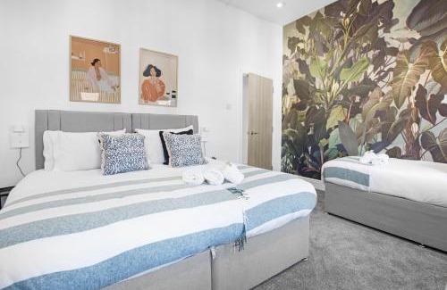 Riverside Apartamento | The Family Nest – 3-Bed Apartment with Parking