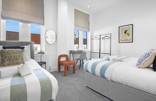 Riverside Apartamento | The Family Nest – 3-Bed Apartment with Parking