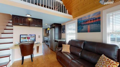 Sanford Casa | The Famous Houseboat in Sanford