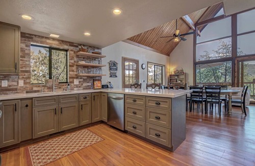 Pine Apartamento | 2 private acres with views everywhere!