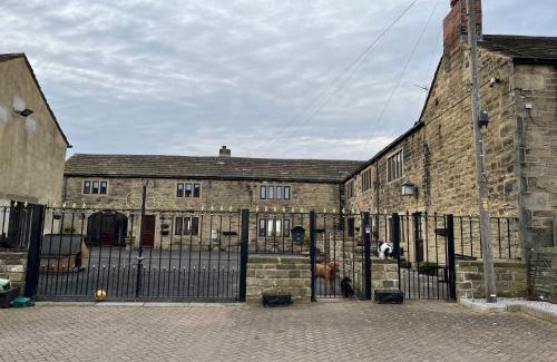 Leeds Casa | The Farm House Modern spacious 2 bedroom home at Tong road Leeds perfect for contractors free secure parking