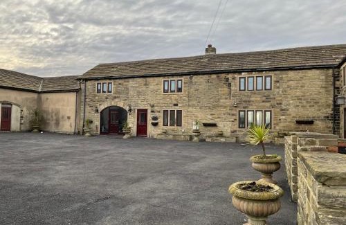 Leeds Casa | The Farm House Modern spacious 2 bedroom home at Tong road Leeds perfect for contractors free secure parking
