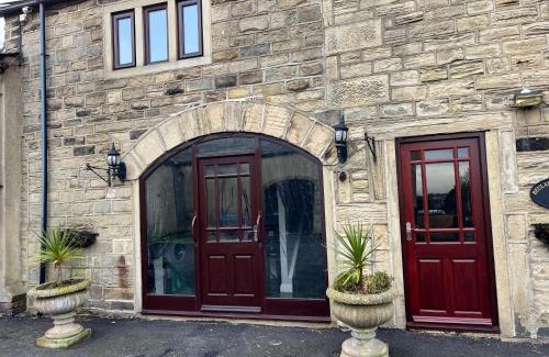 Leeds Casa | The Farm House Modern spacious 2 bedroom home at Tong road Leeds perfect for contractors free secure parking