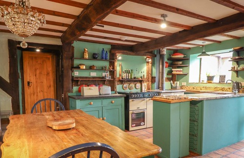 Newcastle-on-Clun Cabaña | THE FARM HOUSE, pet friendly, character holiday cottage in Beguildy