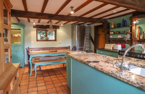 Newcastle-on-Clun Cabaña | THE FARM HOUSE, pet friendly, character holiday cottage in Beguildy