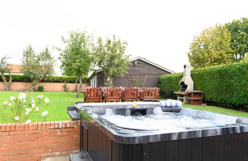 Retford Cabaña | The Farmhouse - a 5 bedroom house that sleeps 16 guests