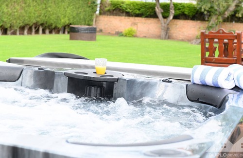 Retford Cabaña | The Farmhouse - a 5 bedroom house that sleeps 16 guests