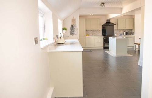 Retford Cabaña | The Farmhouse - a 5 bedroom house that sleeps 16 guests