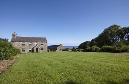 Pistyll Cabaña | The Farmhouse - una península de llyn con capacidad para 7 personas en 4 habitaciones
