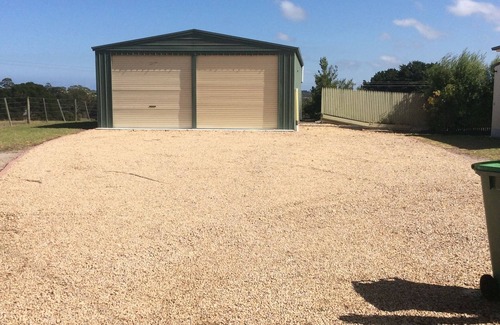 Lakes Entrance Casa | The Farmhouse Country Charm large yard Ample Parking Garage Available to use.