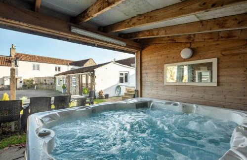 Upton Cheyney Casa | The Farmhouse with two hot tubs