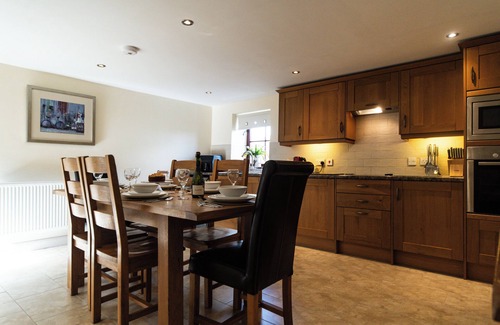 Newton Grange Cabaña | The Farriers Sleeps 5 (2 habitaciones) Granero convertido con acceso a High Peak Trail