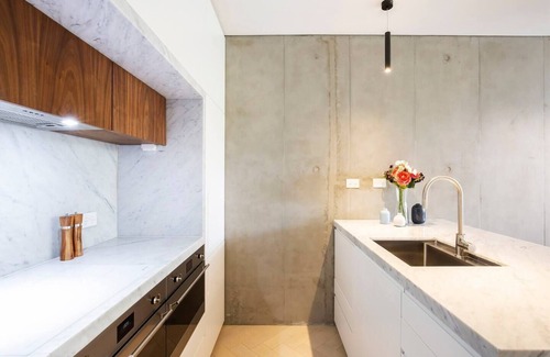 Alexandria Apartamento | The Fern Split level Oasis with Lush Courtyard