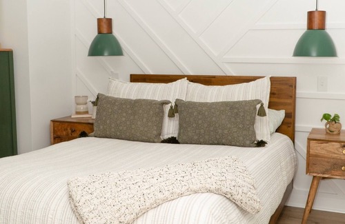 Lynn Apartamento | The Fiddle Leaf Getaway- Your Outdoor Oasis Near TIEC and mountains!