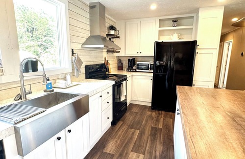 Franklin Casa | The Field House at Apple Trail Farm. Relaxing Appalachian getaway in Western NC