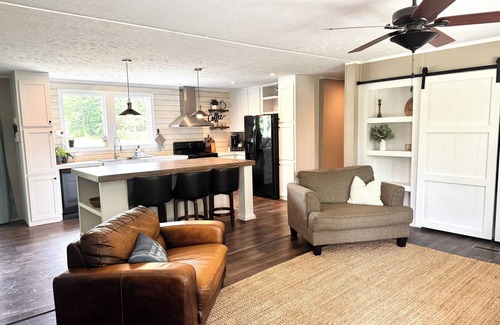 Franklin Casa | The Field House at Apple Trail Farm. Relaxing Appalachian getaway in Western NC
